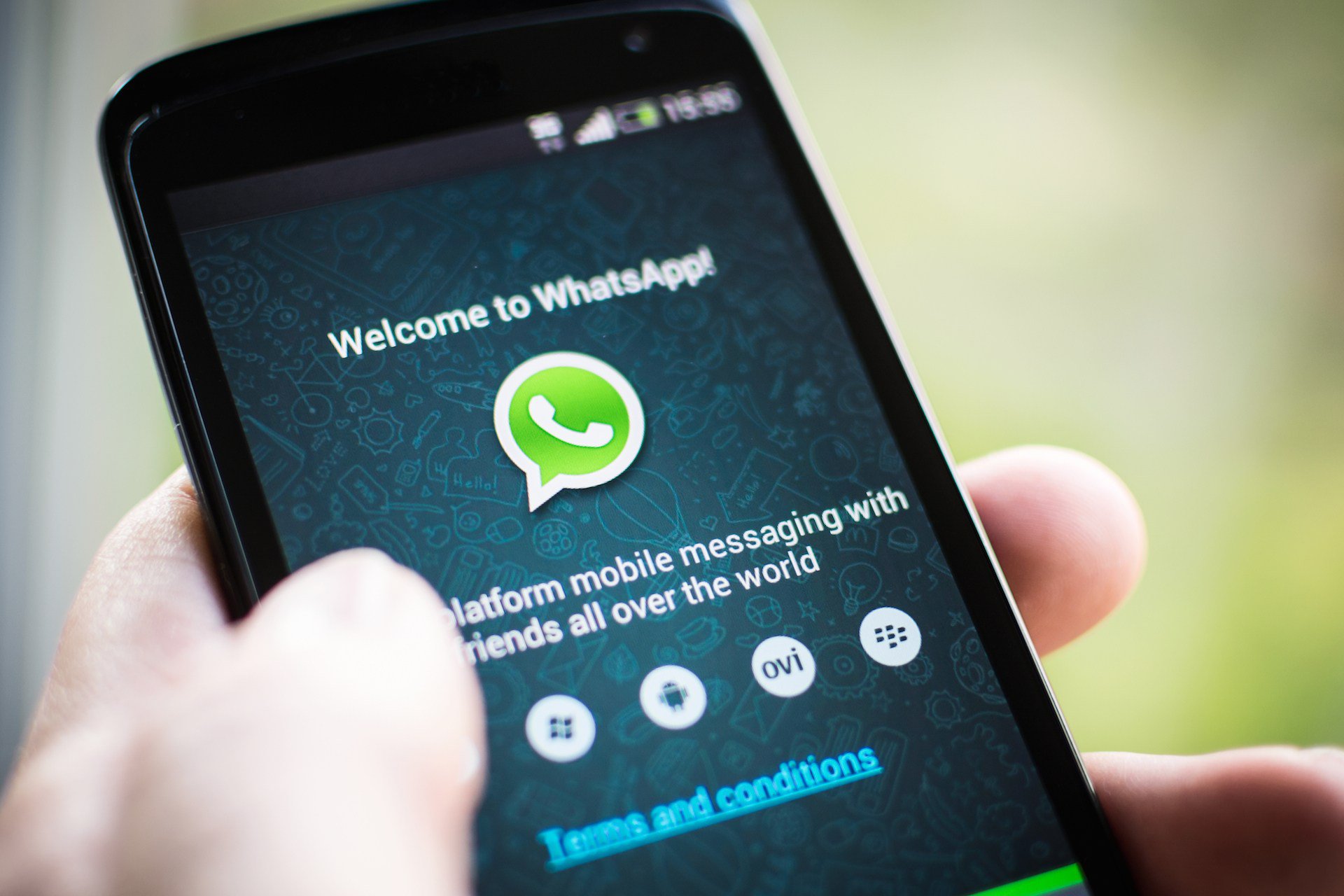 WhatsApp faz brasileiros falarem menos no celular